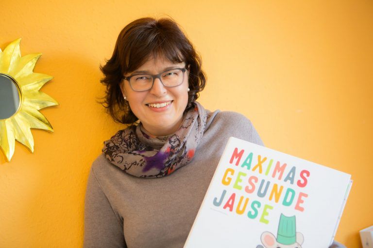 Mit Maximas gesunder Jause kann Birgit Höfert bei Kindergartenkindern punkten.  Foto: VN/Hartinger