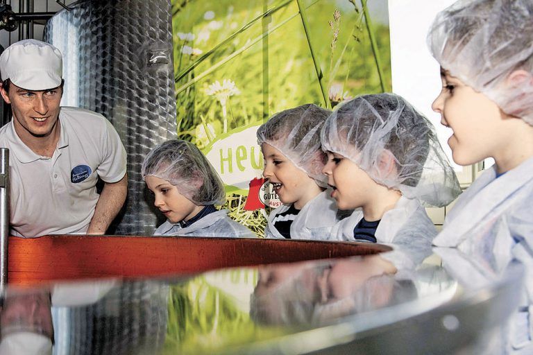 Mit viel Geduld brachte Sebastian Kurm den Kindern die Käseherstellung näher. Foto: Christian Schramm