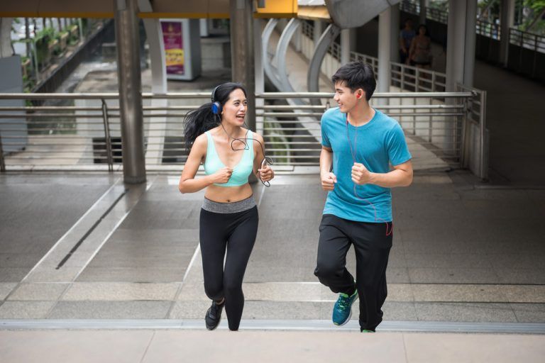 Mittags joggen gehen ist auch eine kleine Auszeit von der Arbeitszeit und trägt zu einer positiven Work-Life-Balance bei.