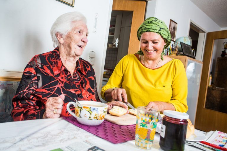 MOHI-Helferin Gabriele Mai schmiert Ella Einwaller (90) Butter aufs Brötchen. Foto: Philipp Steurer