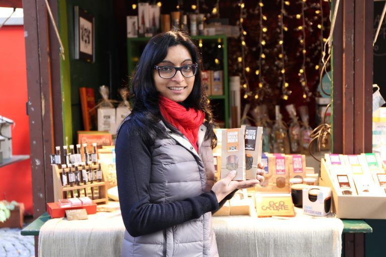 Momentan ist Manu Walia mit ihren Waren täglich auf dem Feldkircher Weihnachtsmarkt anzutreffen. Foto: Uysal
