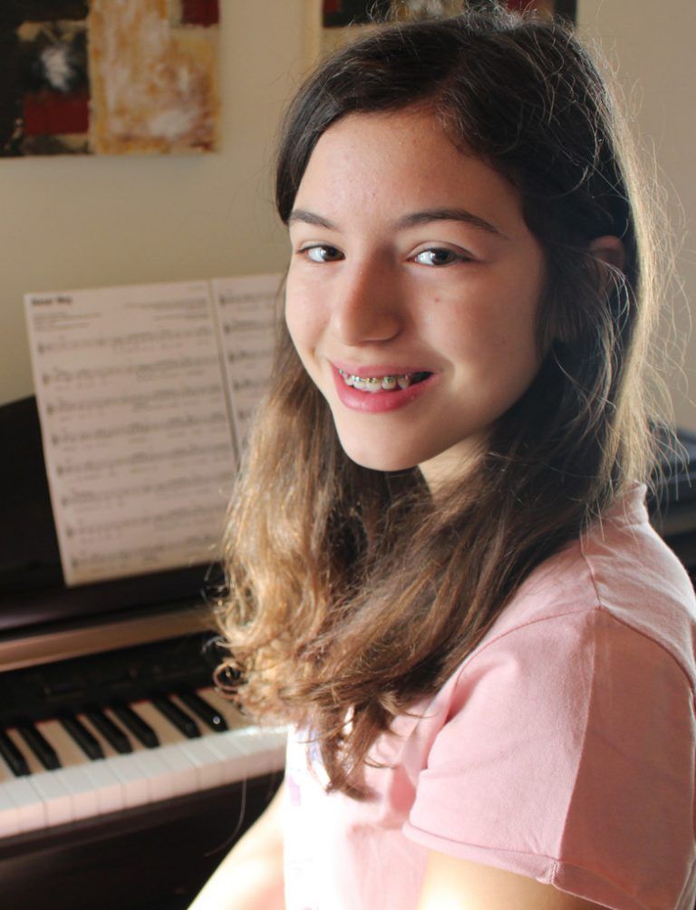 Musik spielt im Leben der zwölfjährigen Lena eine bedeutende Rolle. Neben dem Singen spielt sie noch Klavier, Gitarre und Querflöte. Foto: sis