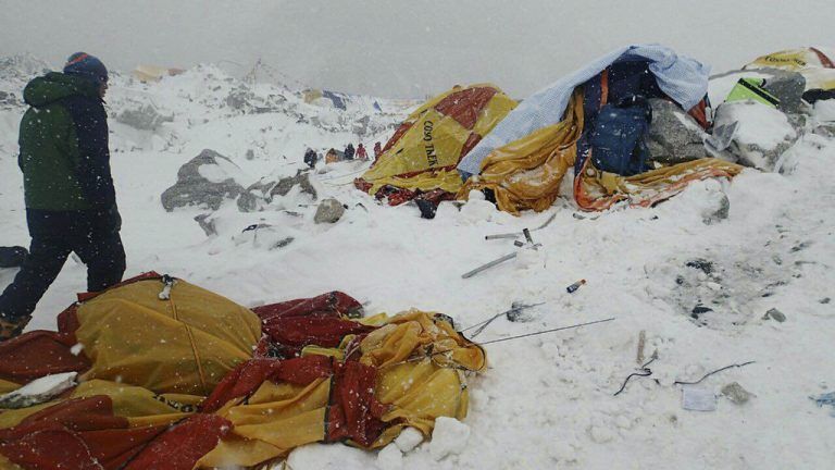 Nachbeben haben am Mount Everest Lawinen ausgelöst. Im Basislager starben mindestens 18 Bergsteiger. Zu vielen gibt es keinen Kontakt. Foto: AP