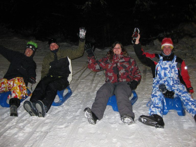 NachtrodelnDie einbrechende Nacht schützt vor Wintersportaktivitäten nicht. In St. Gallenkirch kann man am Dienstag, Donnerstag und Samstag auf der beleuchtenden Nachtrodelbahn von Garfrescha ins Tal rodeln.
