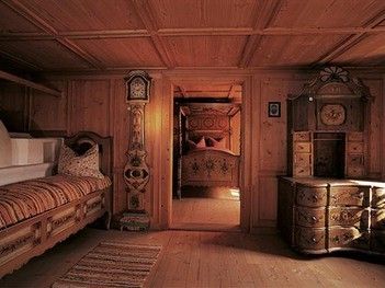 Nachts im MuseumWalser Sagen und Mythen stehen immer freitags nach der abendlichen Fackelwanderung im Walser Museum auf dem Plan. Wenn es dunkel wird, können Besucher 700 Jahren Walser Geschichte lauschen.