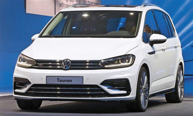 Nächste Touran-GenerationVW zeigt in Genf die nächste Generation des Kompakt-Van Touran, der etwas gewachsen ist und das variable Sitzsystem des größeren Bruders Sharan erhalten hat. Gewichtsreduktion und neue Motoren sorgen zudem für mehr Effizienz.