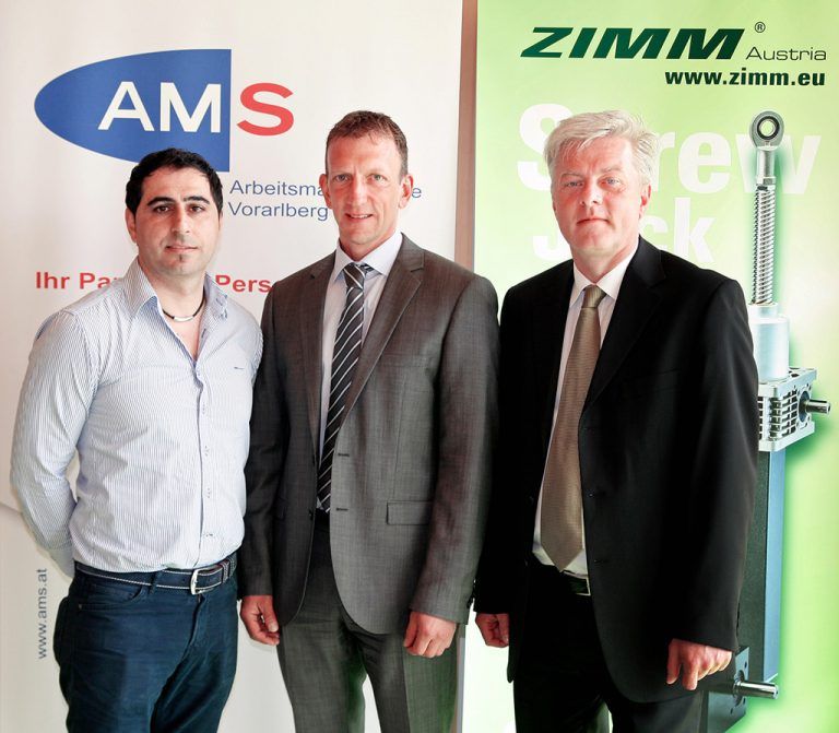 Nah bei der Wirtschaft: Bernhard Bereuter (AMS) mit den „Kunden“ Gunther Zimmermann und Akan Celik, Fa. Zimm. Foto: AMS