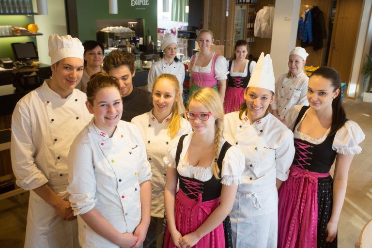 Natalie Schmidler, Yvonne Gutbrunner, Janine Fink, Christina Amort, Elena Stadelmann, Lukas Häusler, Lehrerin Magdalena Alexa, Noé Hutter, Clara Sorgo, Angelika Steurer, Jolanda Kochheim und Jessica Bechter.