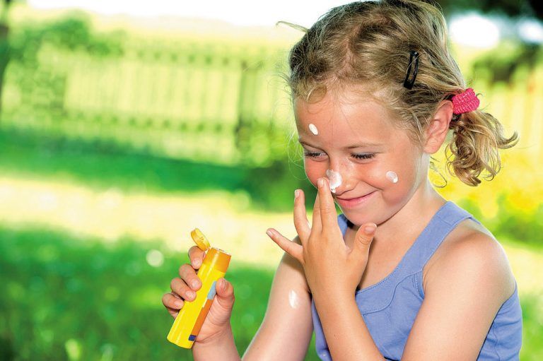 Natürlich soll Sonnenschutzcreme aufgetragen werden. Aber bitte ohne Nanopartikel.
