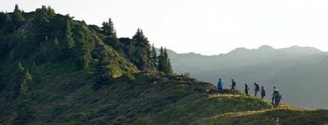 NaturerwachenIn den Morgenstunden geht es auf verschlungenen Waldwegen von Garfrescha über den Gantekopf zur Nova Stoba, wo auf die Wanderer ein leckeres Bergfrühstück wartet.