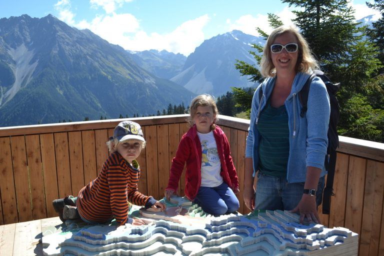 NatursprüngewegAuf dem Natursprüngeweg in Brand, erreichbar mit der Dorf- und Panoramabahn, gibt es für Jung und Alt viel zu entdecken und erleben. Auch ein Besuch im Restaurant Frööd oder bei der Alpe Parpfienz sollte eingeplant werden.