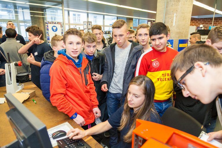 Neben einer Taschenlampe als Geschenk nahmen die Jugendlichen spannende Eindrücke und Erfahrungen mit.