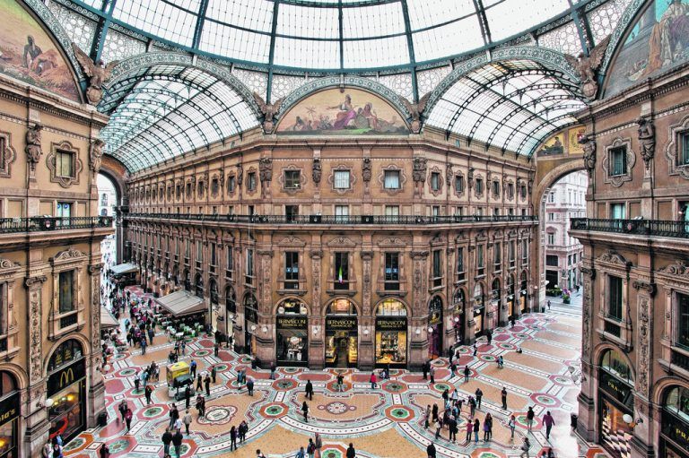 Neben Marmorböden und beeindruckenden Fresken gibt es in der Galleria Vittorio Emanuele zahlreiche Luxusgeschäfte zu sehen.
