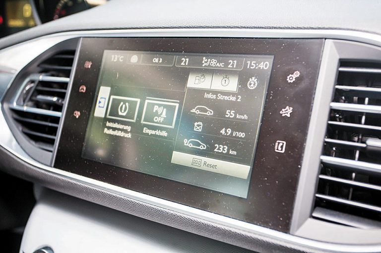 Negativ: Touchscreen statt vieler Knöpfe – zwar sehr modern, aber nicht wirklich bedienfreundlicher.