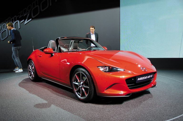 Neuauflage des Mazda MX-5Mazda zeigt in Paris die vierte Generation des Roadsters MX-5. Er basiert auf der neuen Kodo-Designsprache mit dem neuen Mazda-Gesicht. Der Zweisitzer hat zudem kräftig abgespeckt: Mazda gibt die Gewichtsreduktion mit 100 Kilogramm an. Marktstart: Mitte 2015.