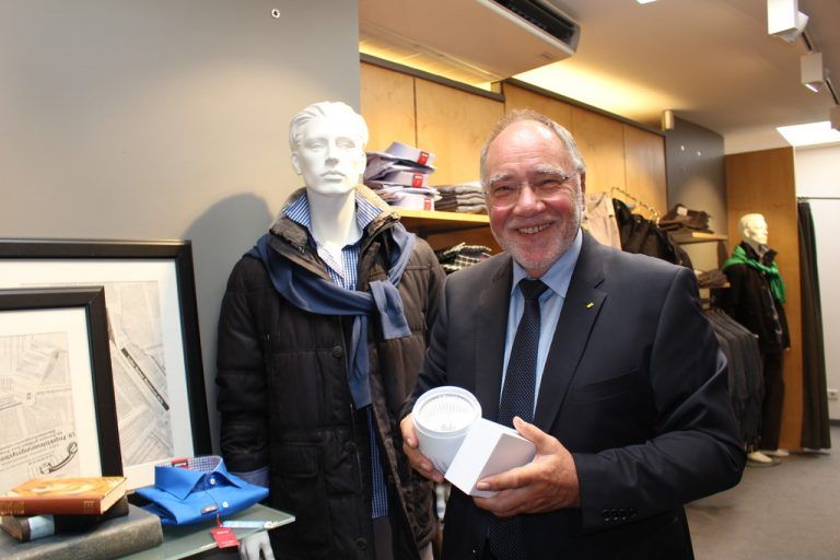 Neuen Trends zu folgen, ist für Walter Mayer wichtig – in modischen wie auch in technischen Fragen. Foto: sis