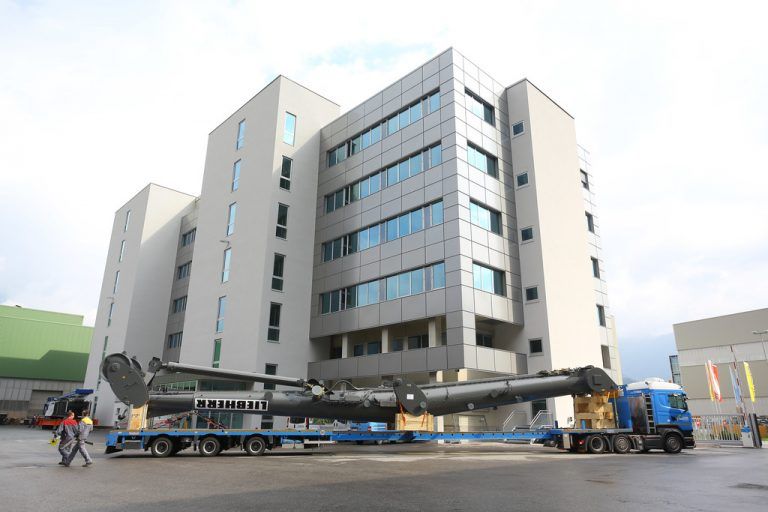 Neues Liebherr-Verwaltungsgebäude in Nenzing mit Kranarm im Vordergrund.  Foto: VN/Hofmeister