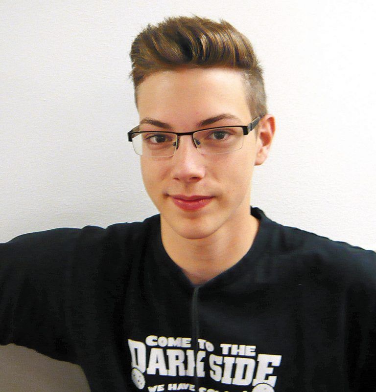 Nico Maurer,17 JahreEs ist schockierend, wie die brasilianische Regierung einfach so wegschauen kann, wie ihr eigenes Volk ausgebeutet und erniedrigt wird. Ich hoffe einfach, dass es bei den Weltmeisterschaften in Katar und Russland nicht so sein wird.