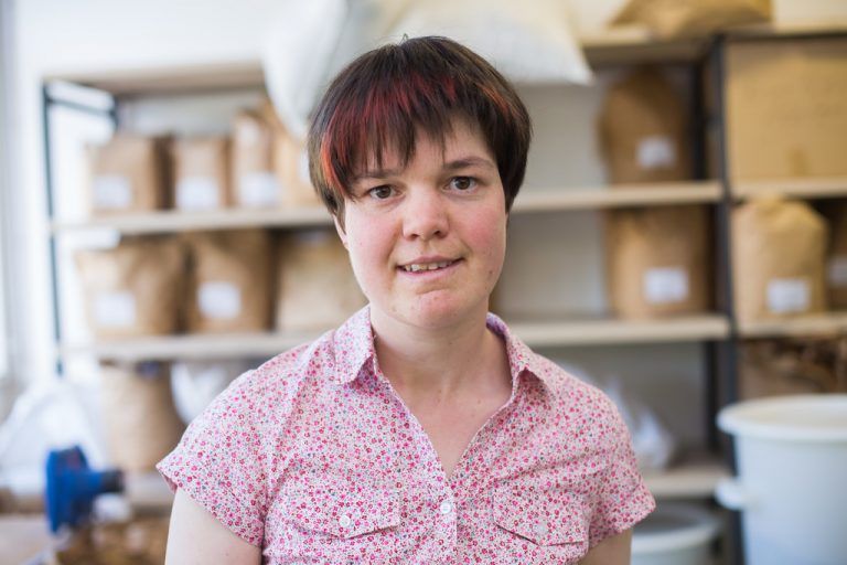 Nicole Meier,AbfüllerinIch bin bereits seit 14 Jahren im Betrieb. Jedes Kissen geht durch meine Hände. Die Arbeit macht mir riesen Spaß.