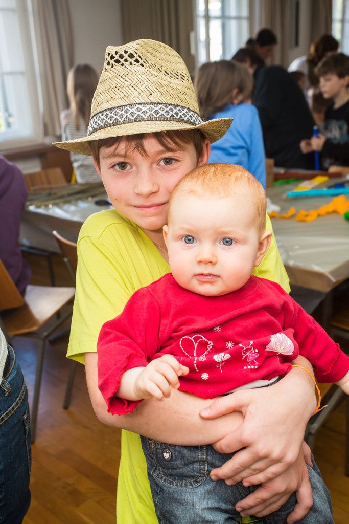 Niklas (9) betreut sein Schwesterchen Paula (15 Monate).