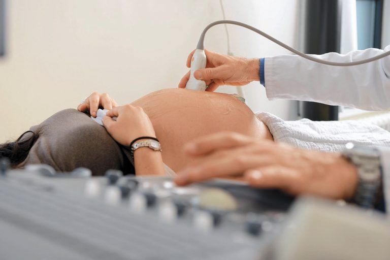 Noch immer kommen die meisten Babys auf natürlichem Weg zur Welt. Das kann allerdings nicht darüber hinwegtäuschen, dass auch die Kaiserschnittraten in den vergangenen Jahren ständig gestiegen sind. Österreichweit liegen sie bei 30 Prozent, Vorarlberg ist mit einem Anteil von etwa 25 Prozent leicht unter dem Schnitt. „Inzwischen mehren sich jedoch die kritischen Stimmen zur großzügigen Durchführung von Kaiserschnitten“, sagt Primar Michael Rohde, Leiter der Gynäkologie und Geburtshilfe im Landeskrankenhaus Bregenz.Der Trend hin zur natürlichen Geburt kommt ihm jedoch gelegen. „Wir müssen wegkommen von der Vorstellung, der Kaiserschnitt sei der absolut sicherste Weg einer Geburt“, betont Rohde. Das könne für das erste Kind gelten, nicht jedoch für jedes weitere. Das Gegenteil sei der Fall. Die Komplikationen würden sich eher mehren. Und: „Eine normale Geburt, die gut verläuft, ist immer besser als ein Kaiserschnitt.“Für Michael Rohde hängt viel an einer entsprechenden Information und Betreuung der Schwangeren während der Geburt. Die Begleitung durch die Hebamme ist laut dem Gynäkologen ein wichtiger Faktor. Ebenso wie Zeit übrigens. Geduldig sein mit den Frauen, sie darin bestärken, dass sie es schaffen. „Neuere Daten belegen, dass Geburten auch langsam verlaufen dürfen“, zitiert Rohde aus Studien. Eine andere bedeutende Botschaft: Zwei Drittel der Frauen haben nach einem Kaiserschnitt eine normale Geburt.Eine Neuerung im Bereich der Frauenheilkunde ist die Einführung der HPV-Impfung. „Es hat sich gezeigt, dass damit Vorstufen von Gebärmutterhalskrebs effizient vorgebeugt werden kann“, bestätigt Michael Rohde.