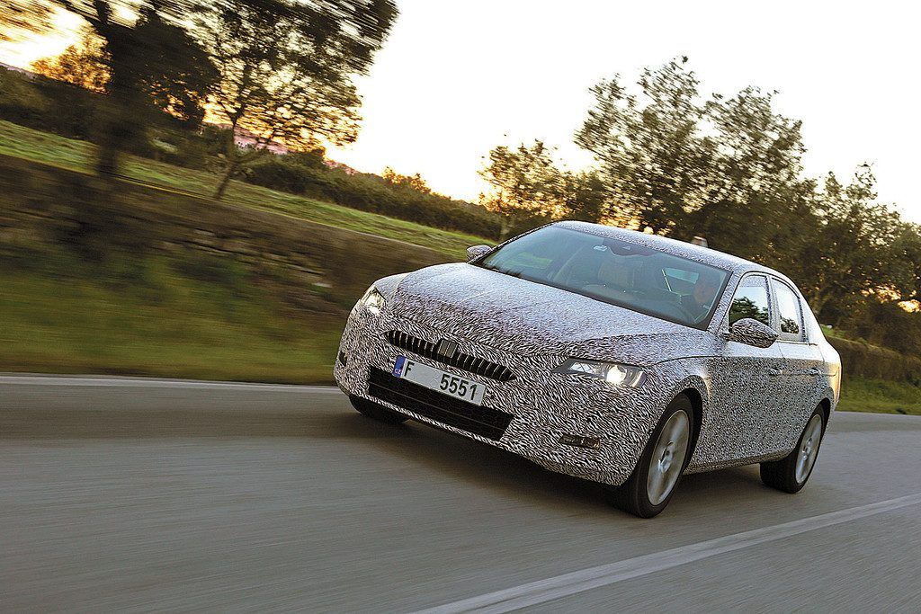 Mitte 2015 fährt der neue Skoda Superb vor