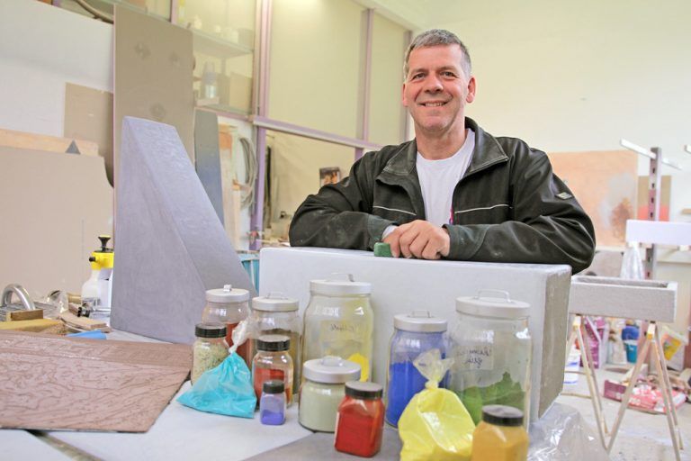 Norbert „Schubl“ Schuster will dem antiken Baustoff Tadelakt zu neuer Blüte verhelfen. Fotos: Hechenberger