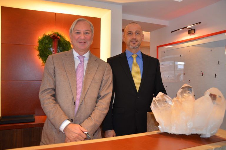 Norman J. Huber und Flagshipstore-Geschäftsführer Josef Güfel haben viel mehr als diesen Bergkristall zu bieten. Foto: VN/Scalet