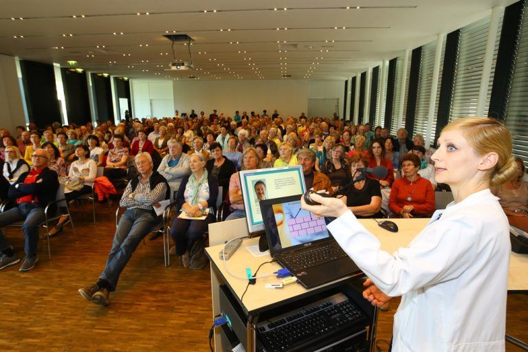 Oberärztin Dr. Nina Häring: „Der Schutz gegen UV-A-Strahlen ist das Um und Auf.“ Fotos: VN/Hofmeister