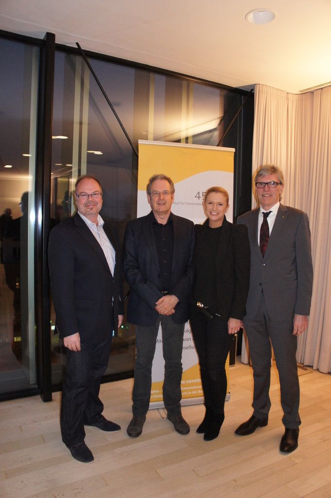 Obmann Manfred Rünzler, Heinrich Geissler, Obfrau Doris Zimmermann, Raiffeisen-Chef Wilfried Hopfner. Foto: 45 plus