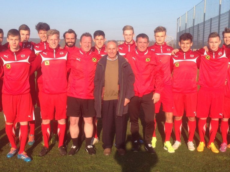 Österreichs U-18-Team mit Franz Hasil (Mitte), daneben Trainer Rupert Marko (l.) und Kotrainer Andreas Kopf (r.) Foto: oefb