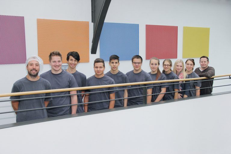 Offsetdruckerei Schwarzach: Für frischen Wind sorgen bei der Offsetdruckerei Schwarzach neun neue Lehrlinge, die Anfang September ihre Ausbildung in den Bereichen Druck- und Verpackungstechnik und als Bürokauffrau begonnen haben. Knapp die Hälfte der jungen Berufsanwärter(innen) sind weiblich.