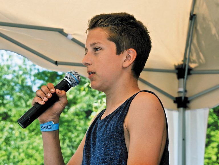 Oliver Berry,14 Jahre, BregenzEs hat sehr viel Spaß gemacht, bei den Workshops mitzuarbeiten. Die Idee zum Holzpodest kam von mir und ich habe dann auch bei der Umsetzung und Gestaltung des Chillout-Bereichs mitgeholfen. Wir haben die Bretter auf die Traktorreifen geschraubt und auch die Hängematten installiert.