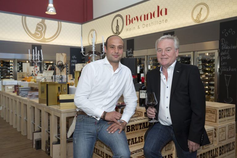 Oliver Bertsch und Werner Gunz sind sichtlich stolz auf ihr Spezialgeschäft.  Fotos: VN/Paulitsch