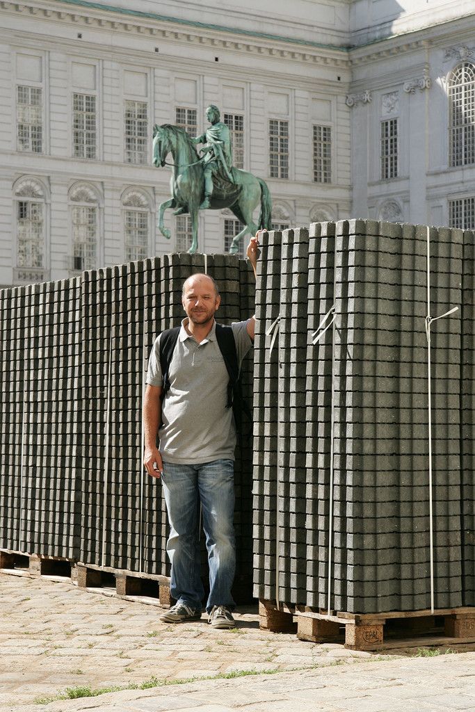 Oliver Huber vertreibt die neu designten Dachpfannen aus Recycling- Kunststoff.   Foto: Oliver Lerch  