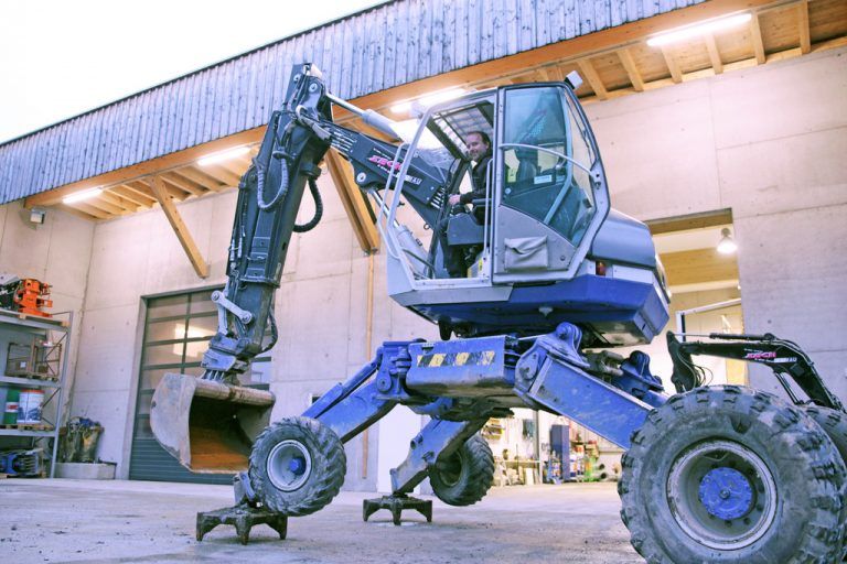 Oliver Zech und seine Mitarbeiter beherrschen die Königsdisziplin der Baggerfahrerei, den Schreitbagger.  