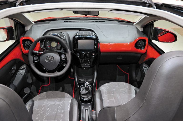 Open-Air-FlairMit der Neuauflage des Aygo bringt Toyota ein Gute-Laune-Auto auf den Markt. Das Kooperationsmodell (Citroën, Peugeot) wird es auch mit Stoffdach geben.