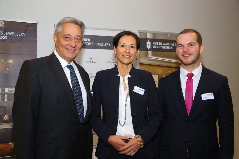Patrick Frischknecht (l.) mit Regina Berthold sowie Aurel Huber von Huber Watches Jewellery.