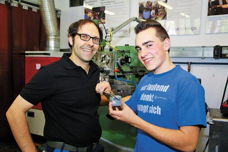 Patrick Rabel (l.): „Der Lehrling, die Eltern und der Ausbilder bilden eine soziale Einheit.“ Foto: Hofmeister