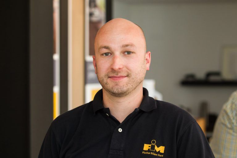 Patrick Wüschner, BodenlegerAls gelernter Tischler und Bodenleger kann ich hier meine ganzen Erfahrungen einbringen. Trotzdem lerne ich täglich etwas Neues dazu.