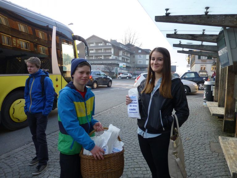 Paul beim Verteilen der Brötchen der Bäckerei Huber. Fotos: VMS Alberschwende