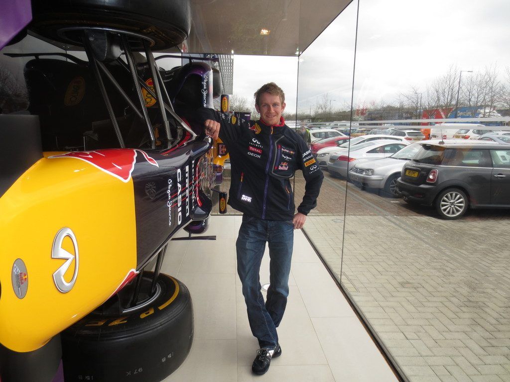 Ein Mellauer legt an Formel-1-Autos Hand an