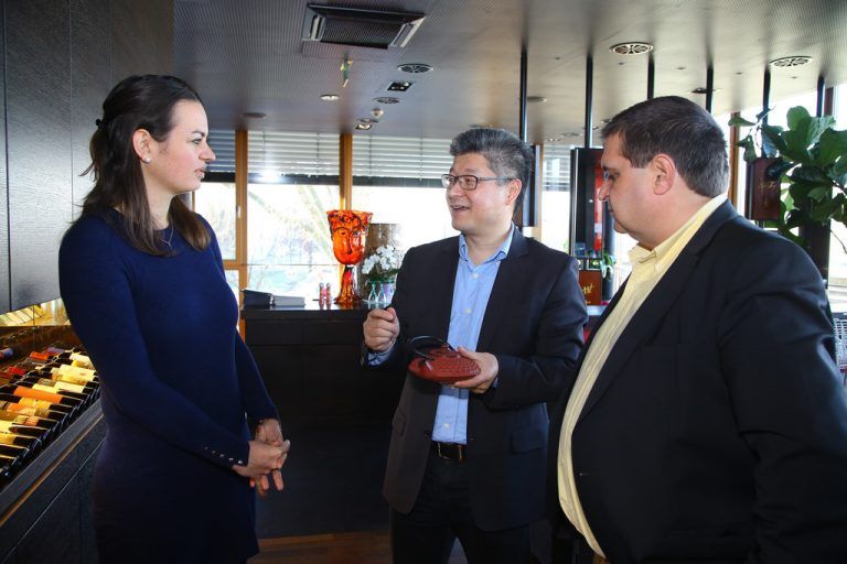 Peirong Chen legt besonders viel Wert auf sein Tee-Angebot.