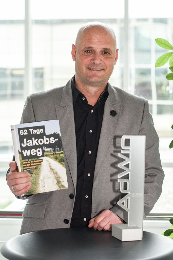 Peter Mayr mit seinem Buch und der dafür erhaltenen Trophäe. Ihm ist wichtig: „Die habe ich nicht alleine gewonnen.“ Foto: VN/Stiplovsek