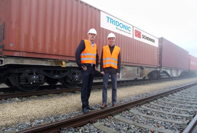 Peter Meusburger, DB Schenker Röthis (links), Alexander Kieslinger, Tridonic, bei der Ankunft der Container in Ulm. Foto: DBS