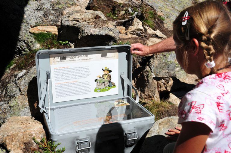 Pfad der SchmugglerZweitägige Abenteuertour rund um die Madrisa mit Übernachtung im Heu. Die Schmugglerwege führen über die schweizerisch-österreichische Grenze und halten allerhand knifflige Rätsel für Kinder und Erwachsene parat.