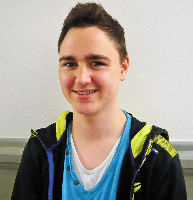 Philipp Authried,17 JahreDurch den Vortrag von Thomas Bauer habe ich ein gespaltenes Bild: Auf der einen Seite freue ich mich auf den fußballerischen Aspekt, auf der anderen Seite habe ich Bedenken über die Zustände, die durch die WM in Brasilien ausgelöst werden.