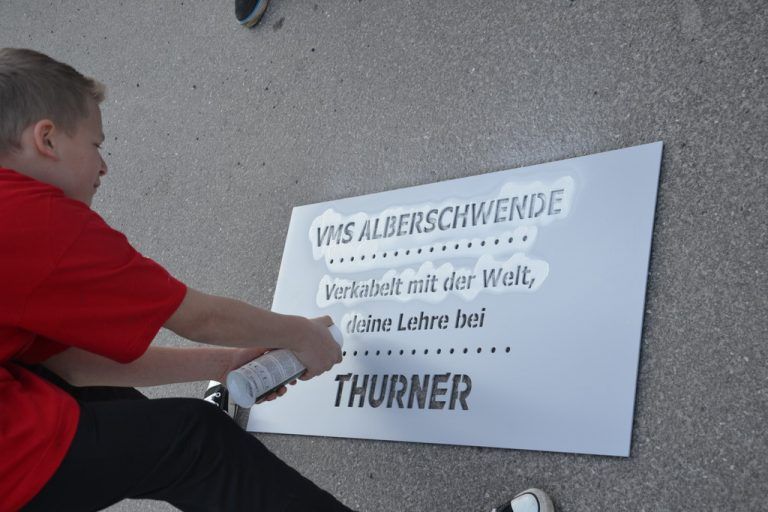 Philipp beim Sprühen.