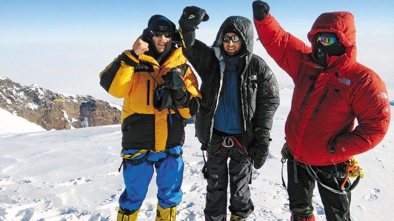 Philipp Lehner und Joachim Marte (v.l.) mit einem Expeditions-Kollegen in Siegerpose auf dem Gipfel des Vulkans.  Foto:Privat