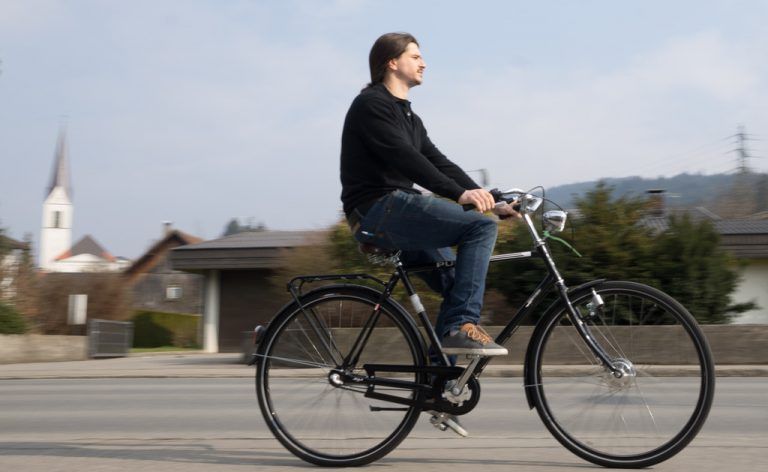 Philipp Puchmayr demonstriert das einmalige Fahrgefühl wie zur Jahrhundertwende. Das neue Waffenrad 2.0 ist erst seit wenigen Tagen auf dem Markt. foto: vn/Hartinger